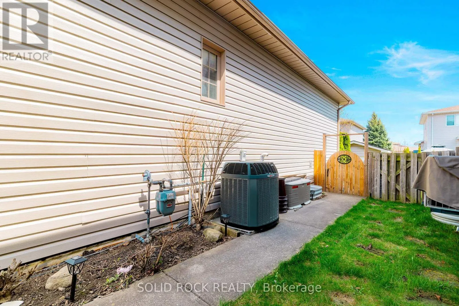 1021 CRESTWOOD DRIVE