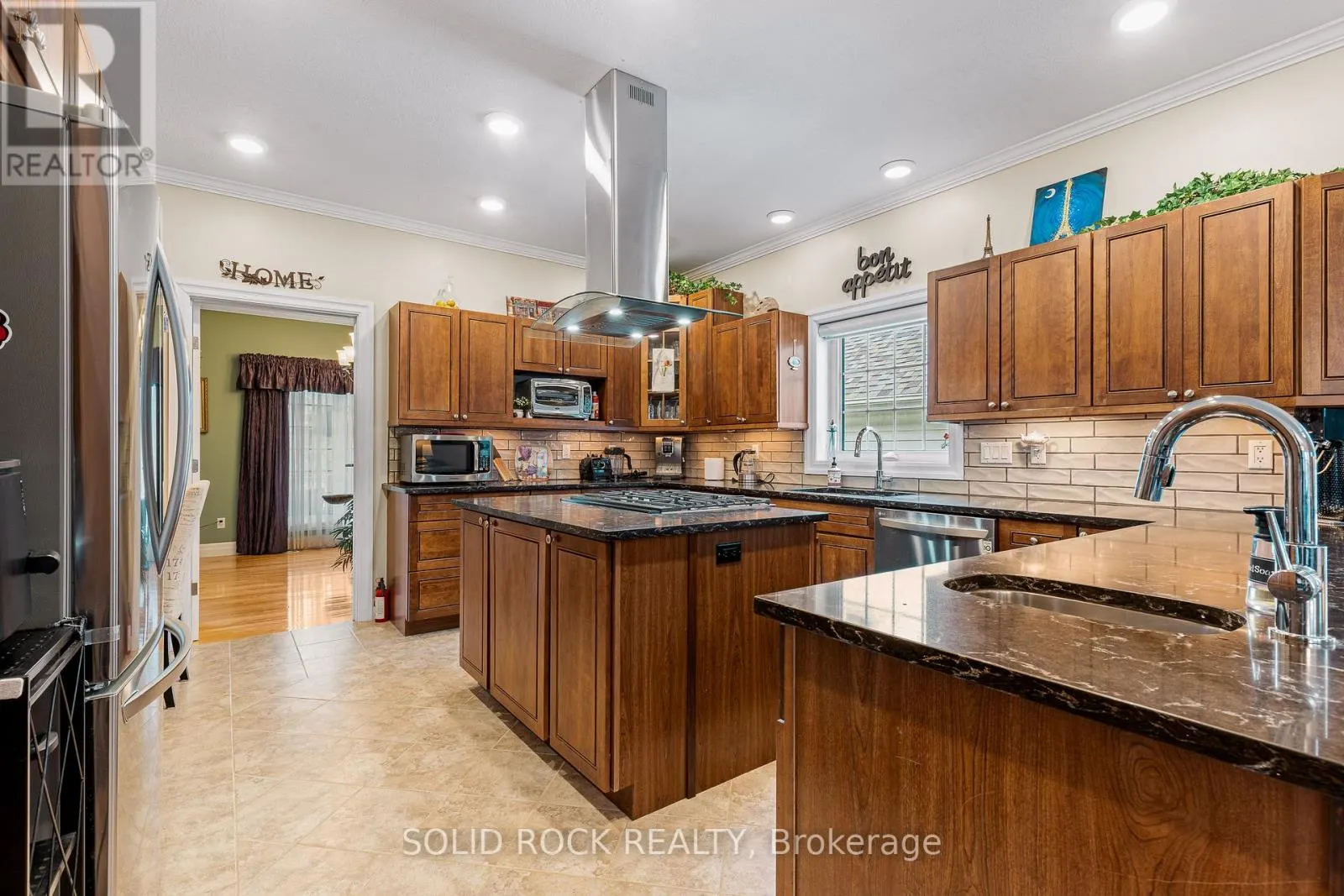 1021 CRESTWOOD DRIVE