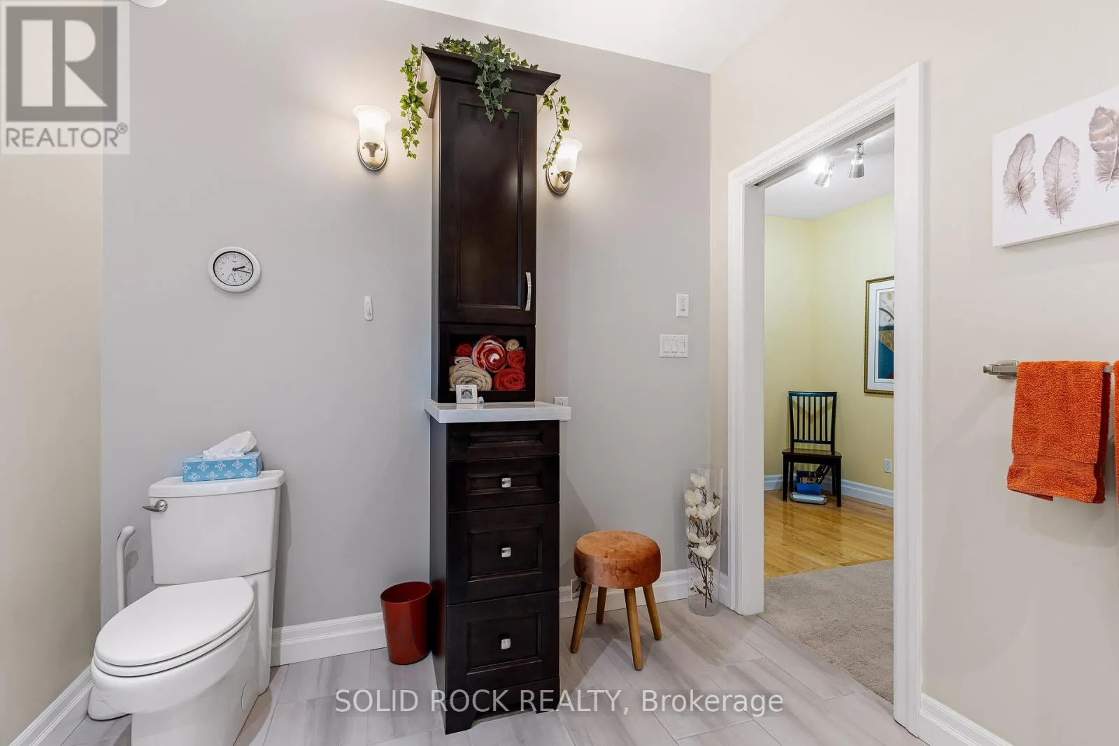 1021 CRESTWOOD DRIVE