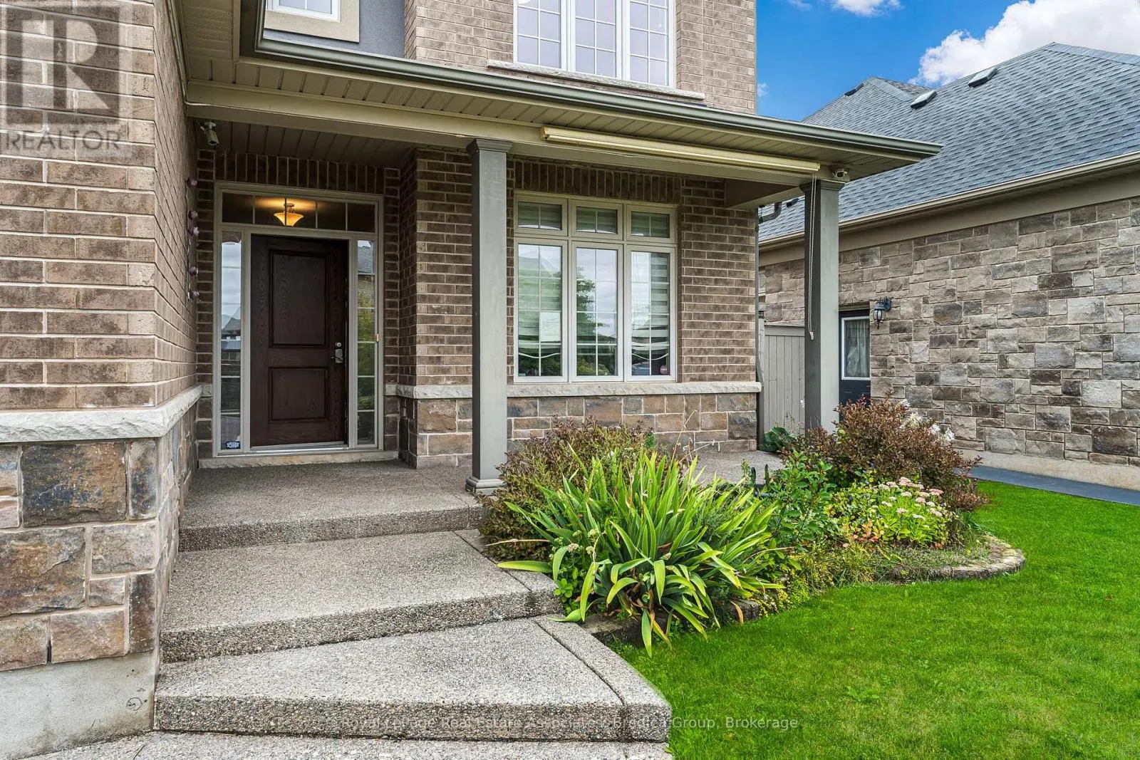 17 TRAILWOOD DRIVE