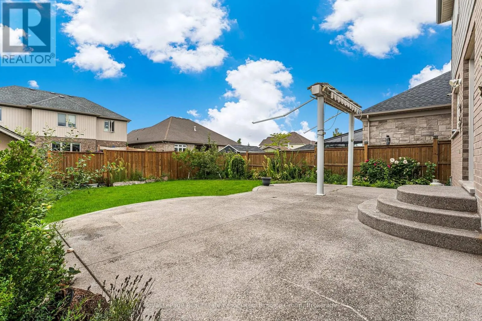 17 TRAILWOOD DRIVE