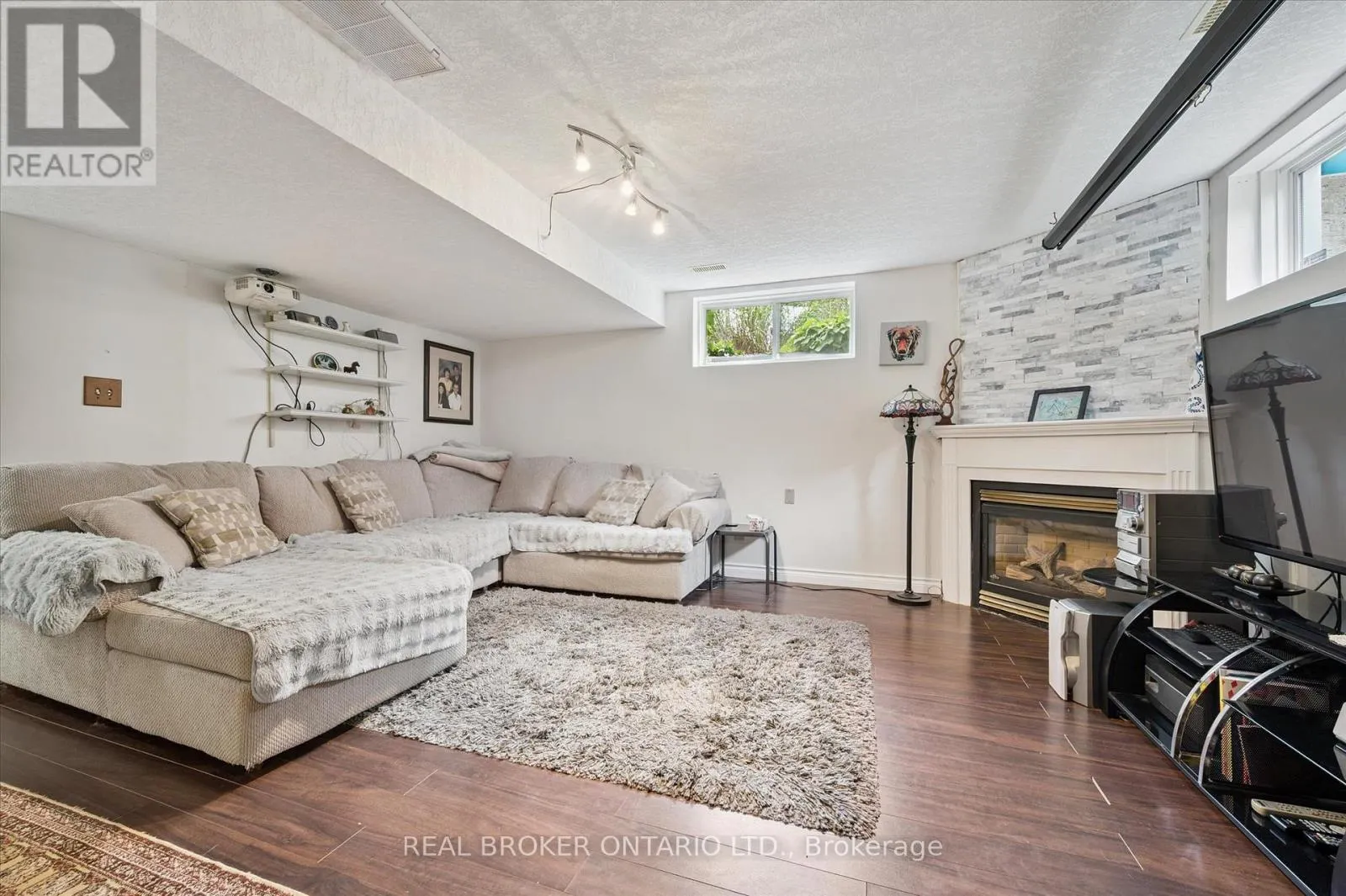 18 PEARWOOD COURT