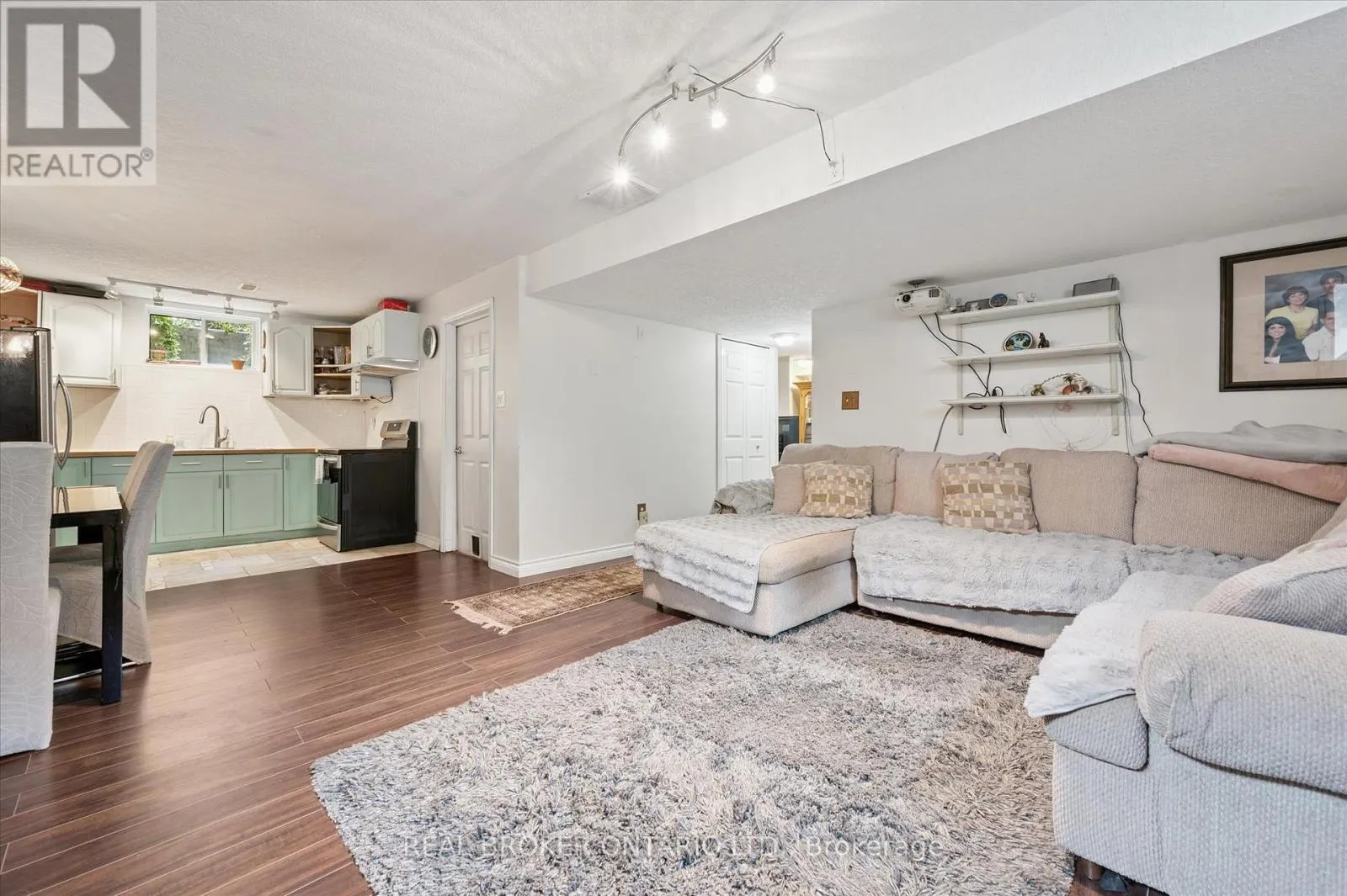 18 PEARWOOD COURT