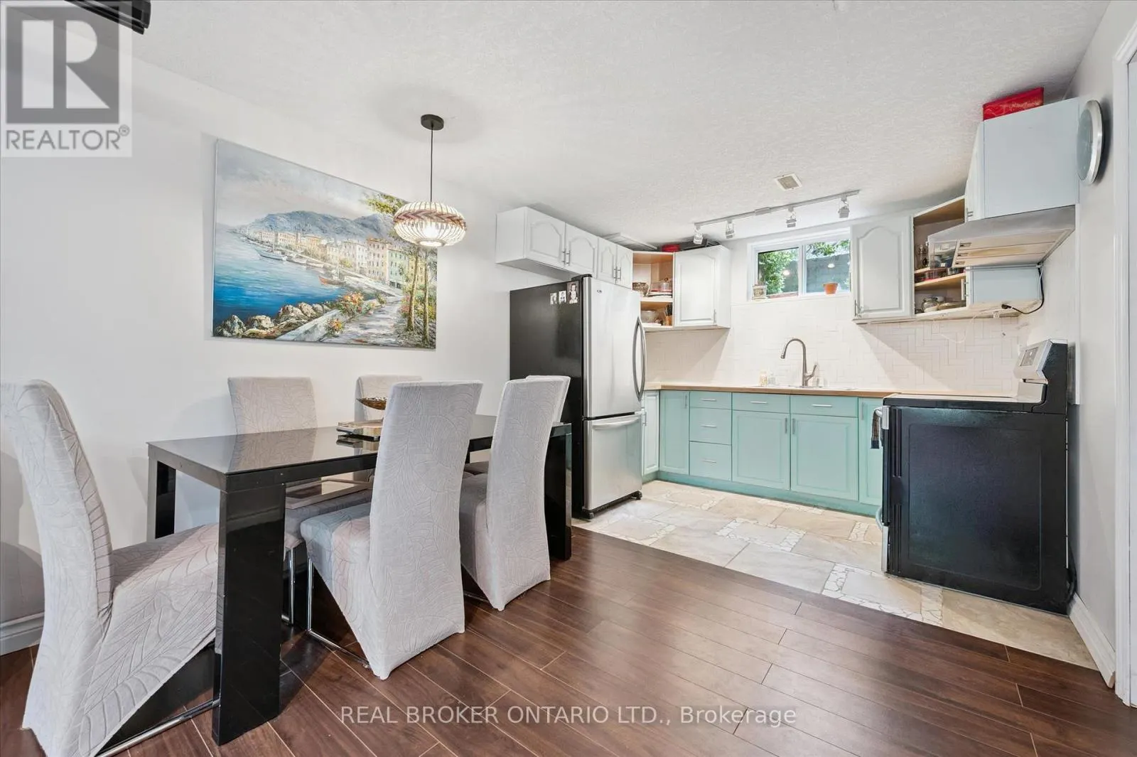 18 PEARWOOD COURT