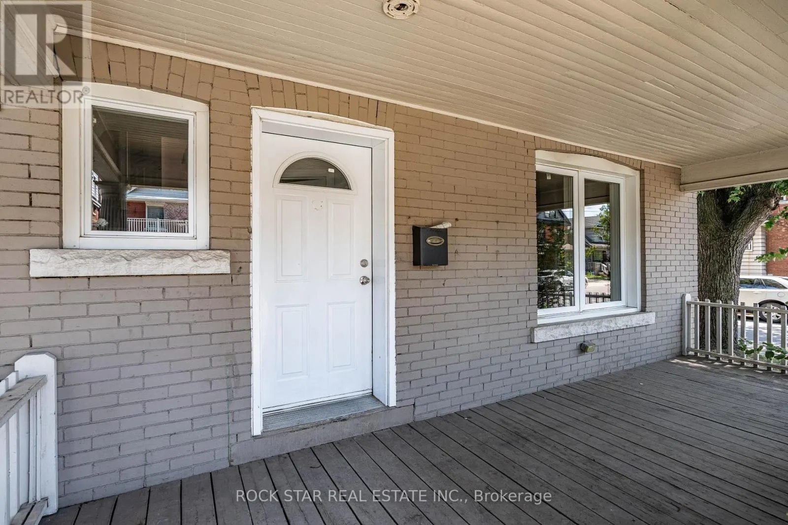 18 BARNESDALE AVENUE N