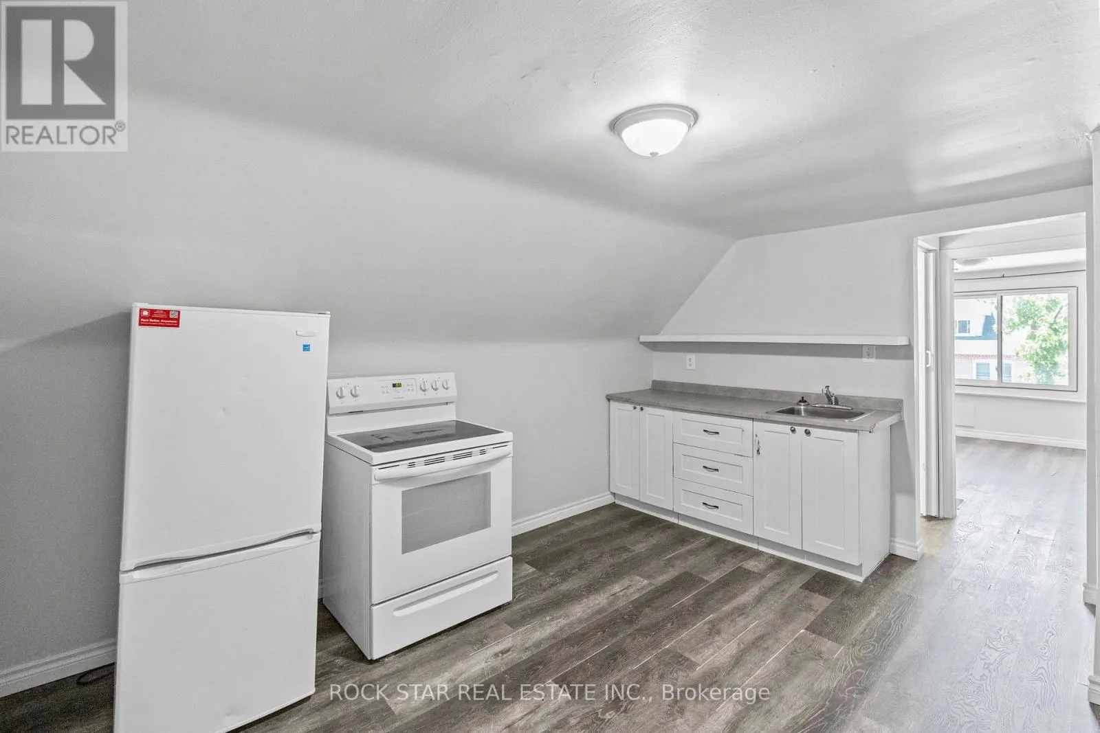 18 BARNESDALE AVENUE N