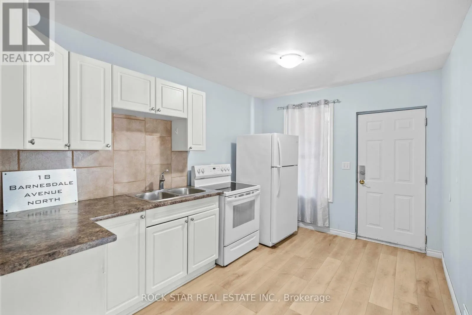 18 BARNESDALE AVENUE N