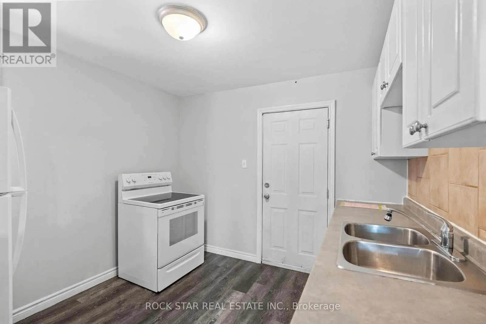 18 BARNESDALE AVENUE N
