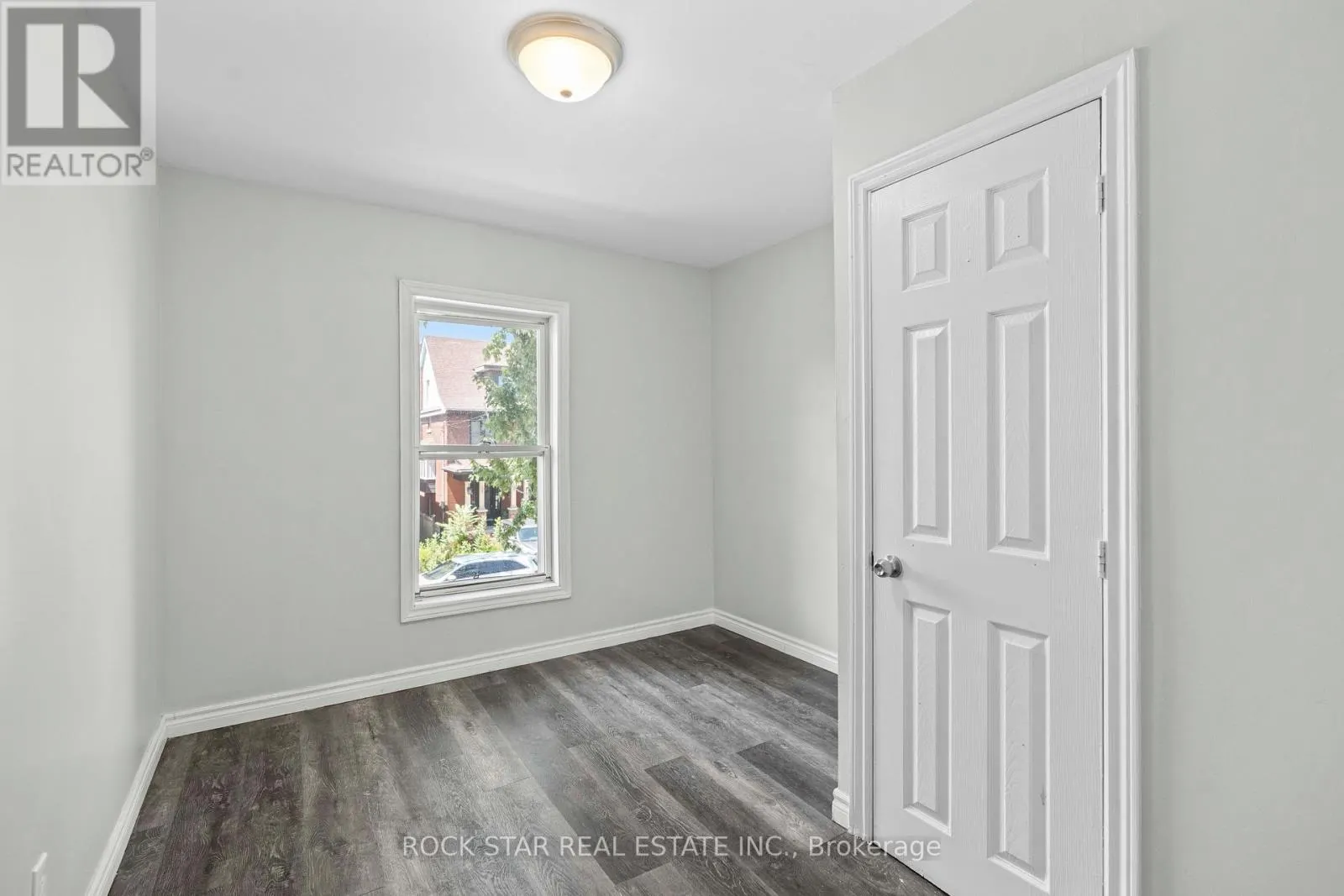 18 BARNESDALE AVENUE N