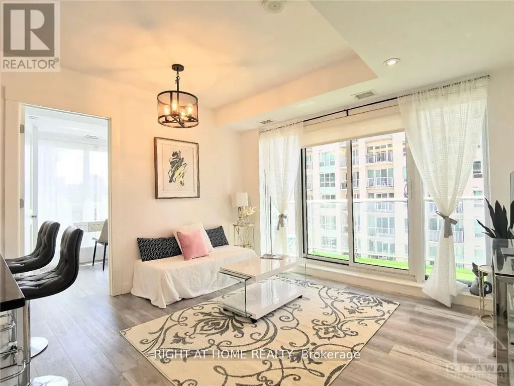 709 - 242 RIDEAU STREET