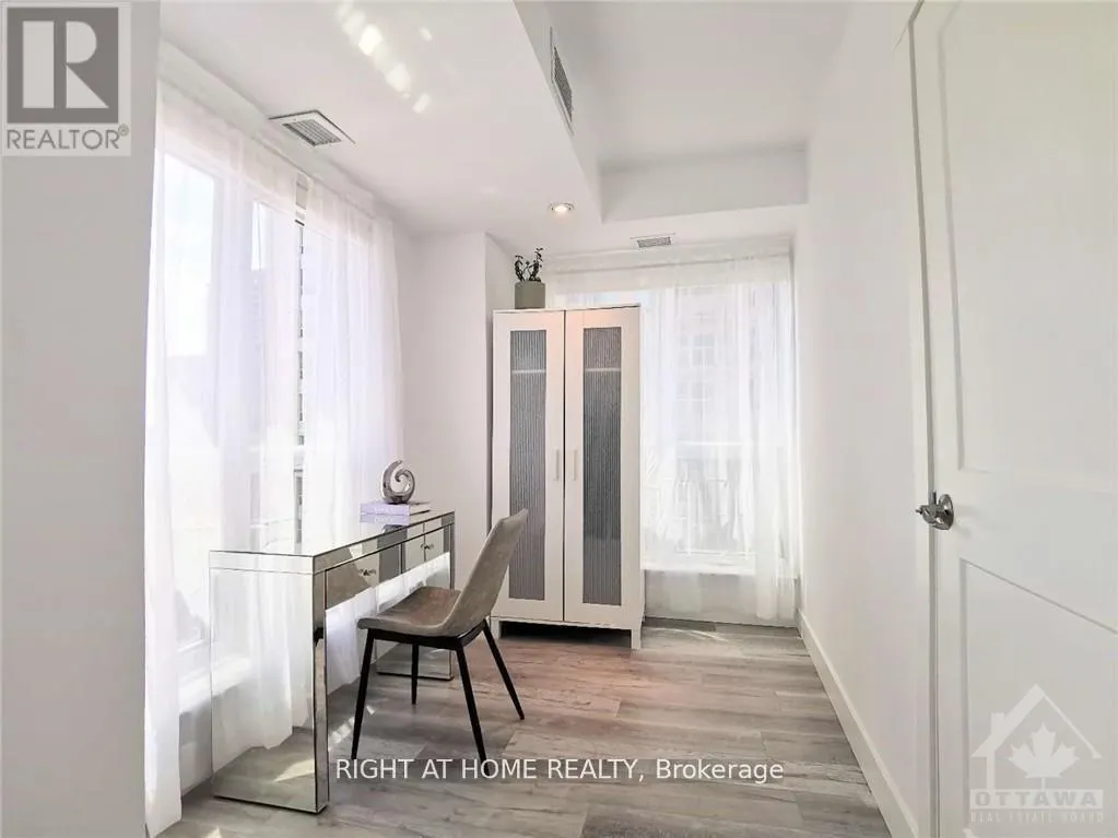 709 - 242 RIDEAU STREET