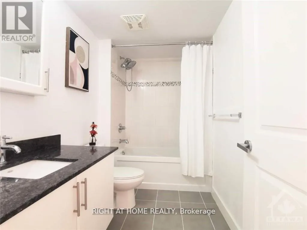 709 - 242 RIDEAU STREET