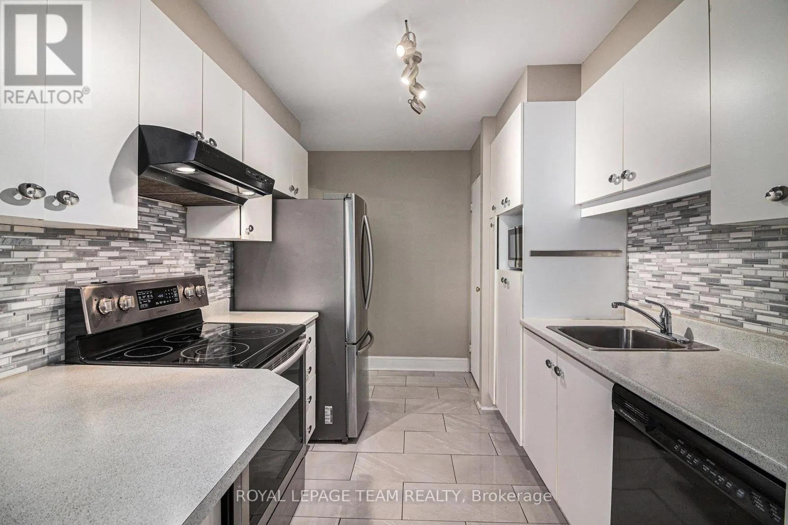 402 - 141 SOMERSET STREET W