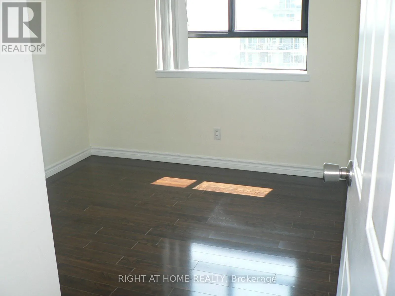 2006 - 470 LAURIER AVENUE W