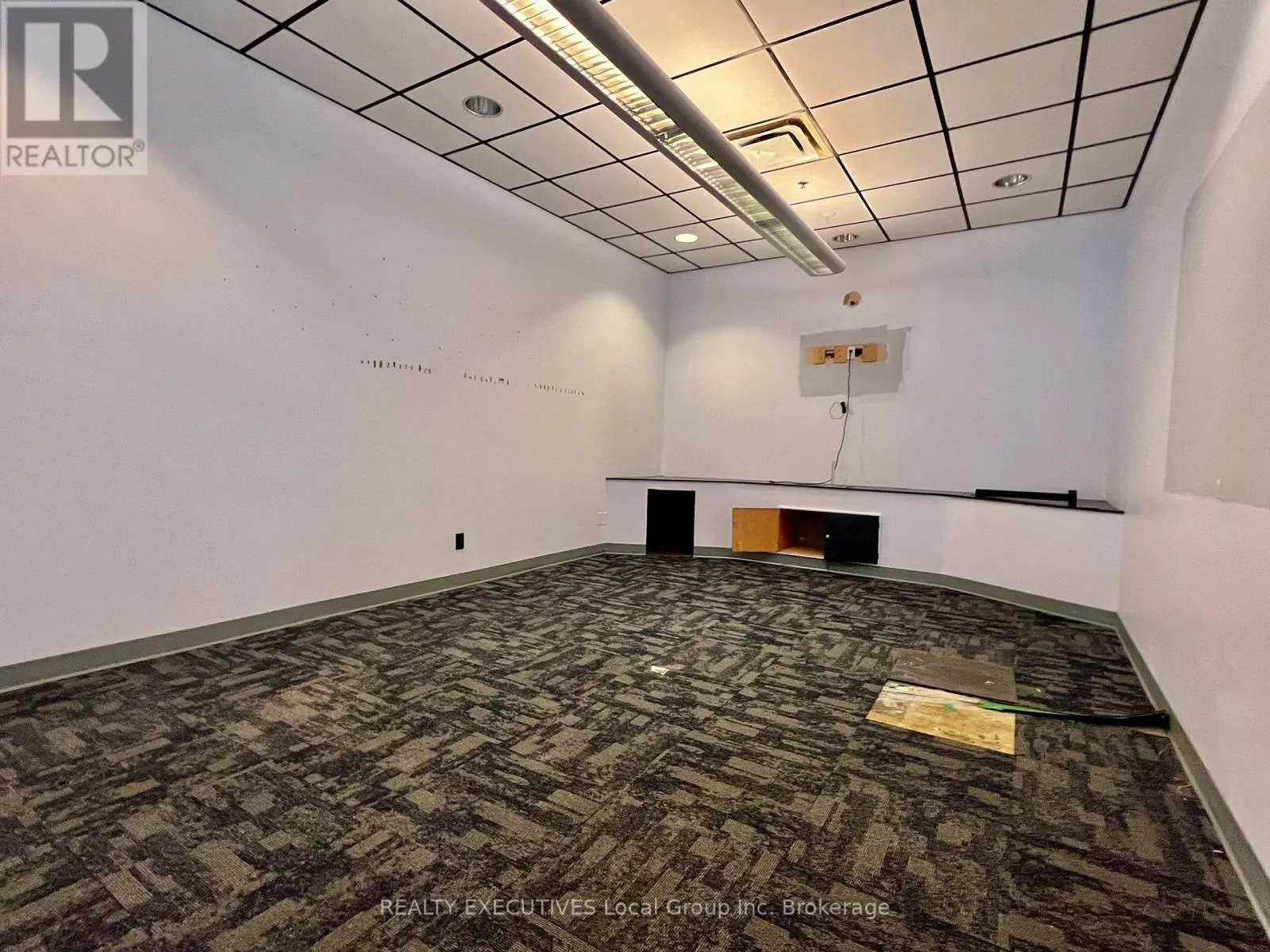 390 LAKESHORE DRIVE