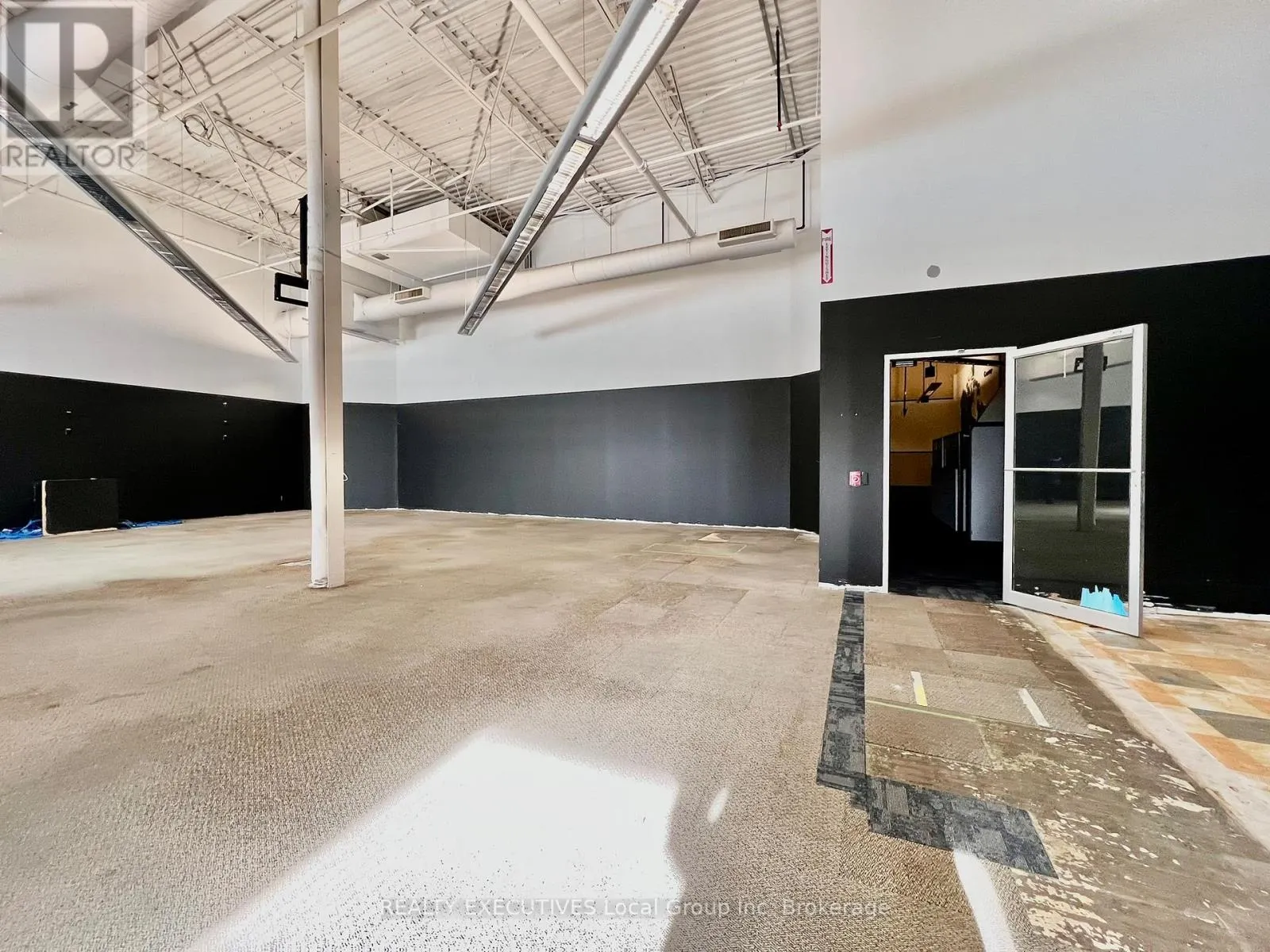 390 LAKESHORE DRIVE