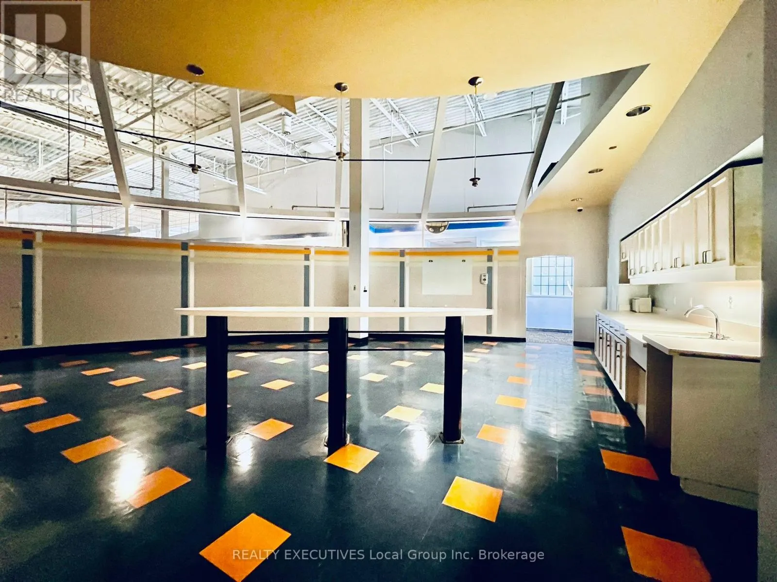 390 LAKESHORE DRIVE