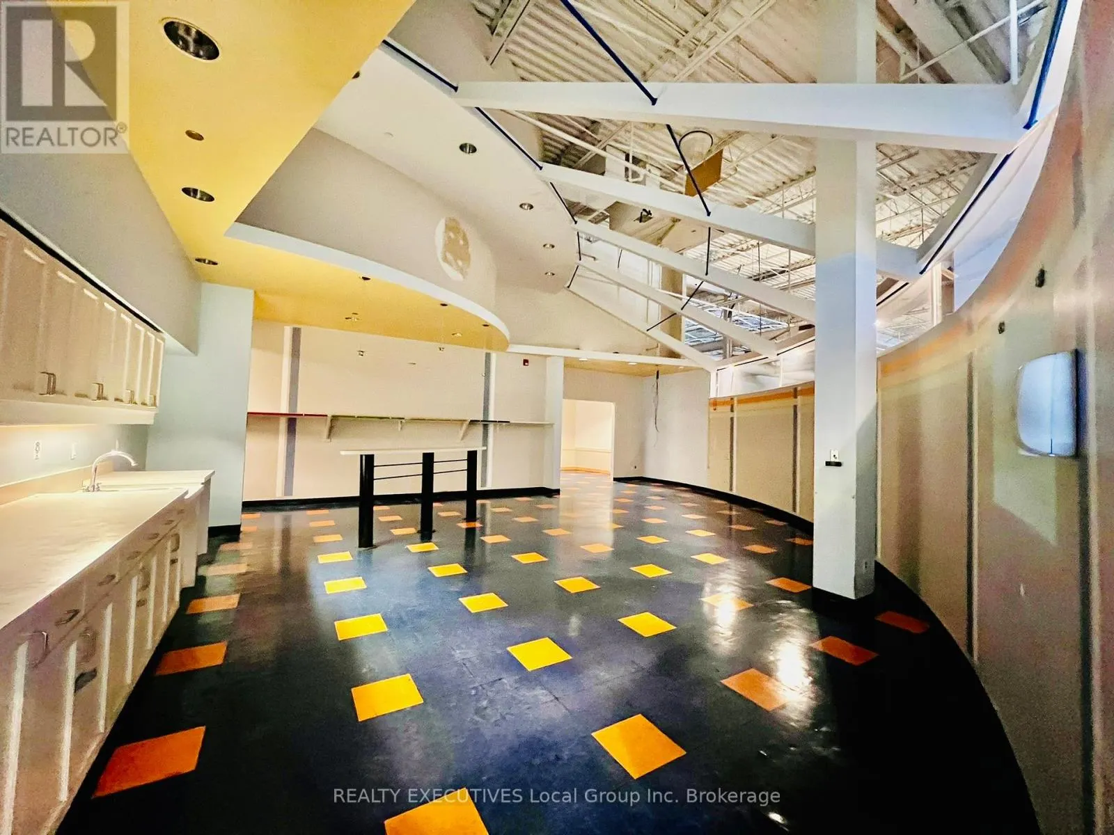 390 LAKESHORE DRIVE