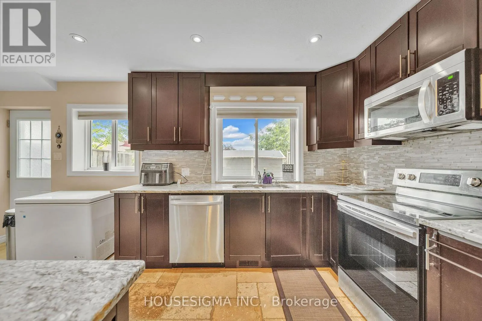 16 - 50 WESTMOUNT ROAD W