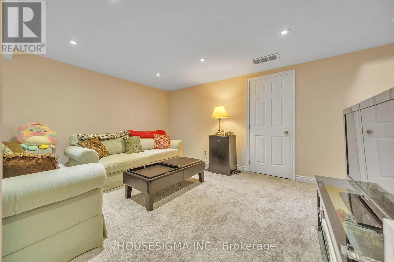 16 - 50 WESTMOUNT ROAD W