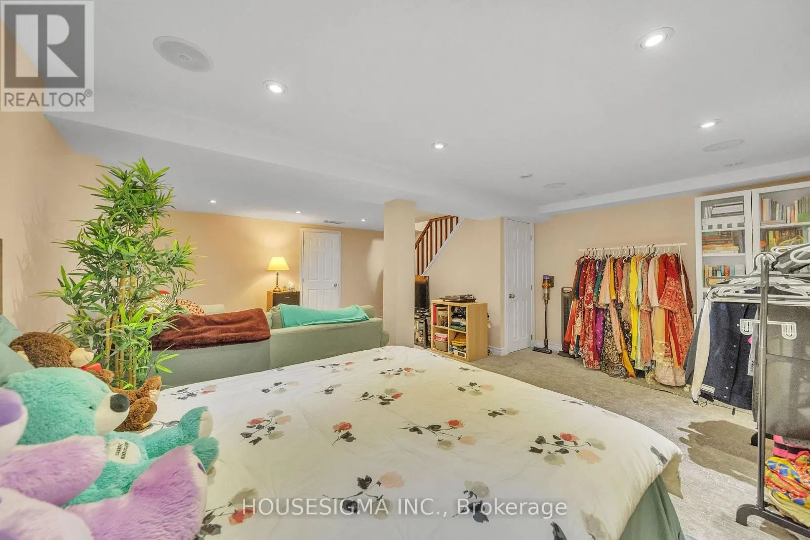 16 - 50 WESTMOUNT ROAD W