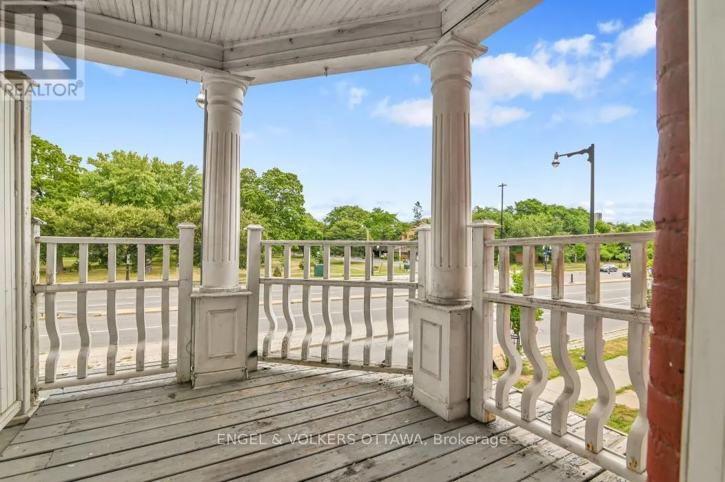 104 KING EDWARD AVENUE
