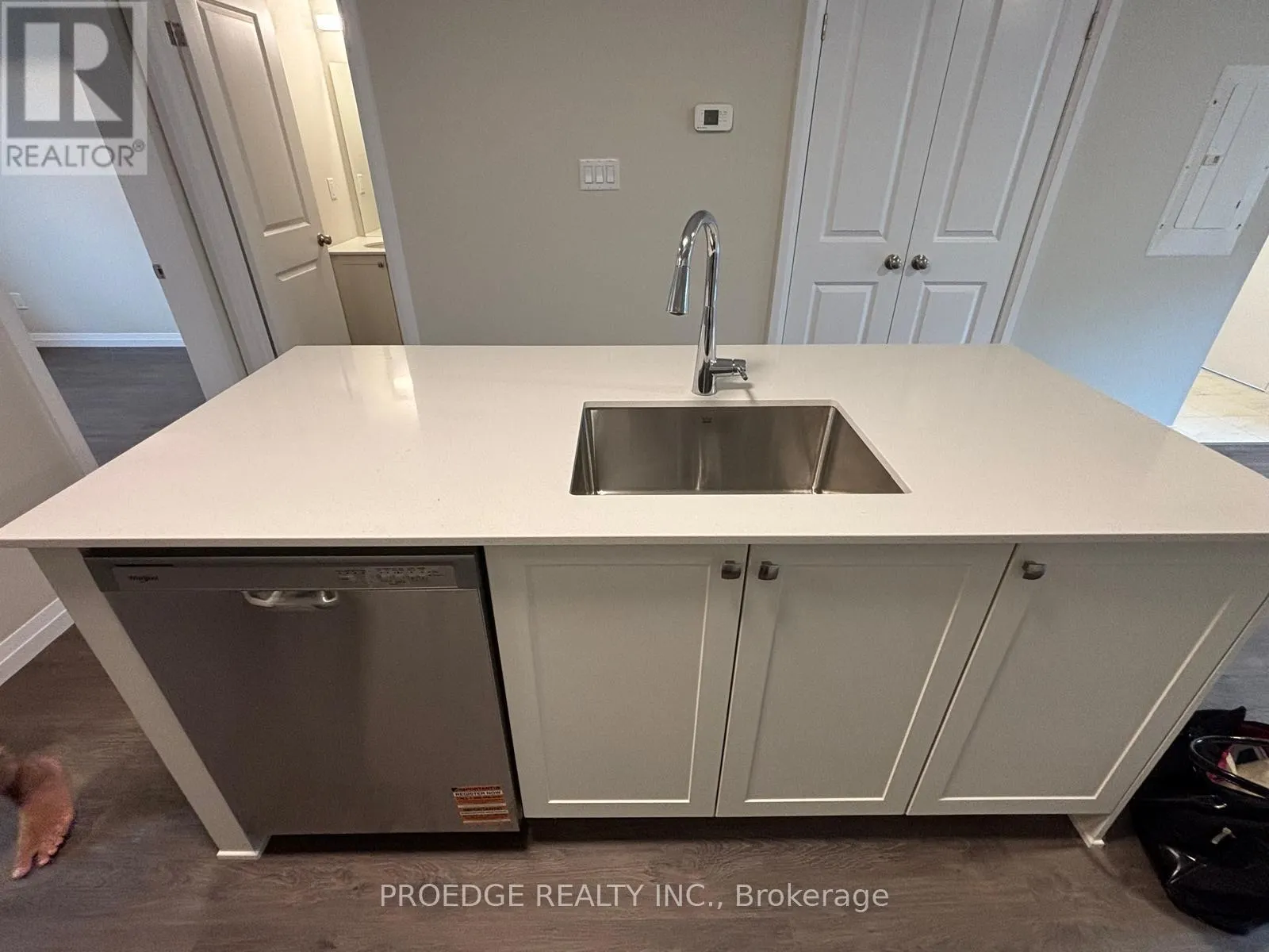 D7 - 410 NORTHFIELD DRIVE W