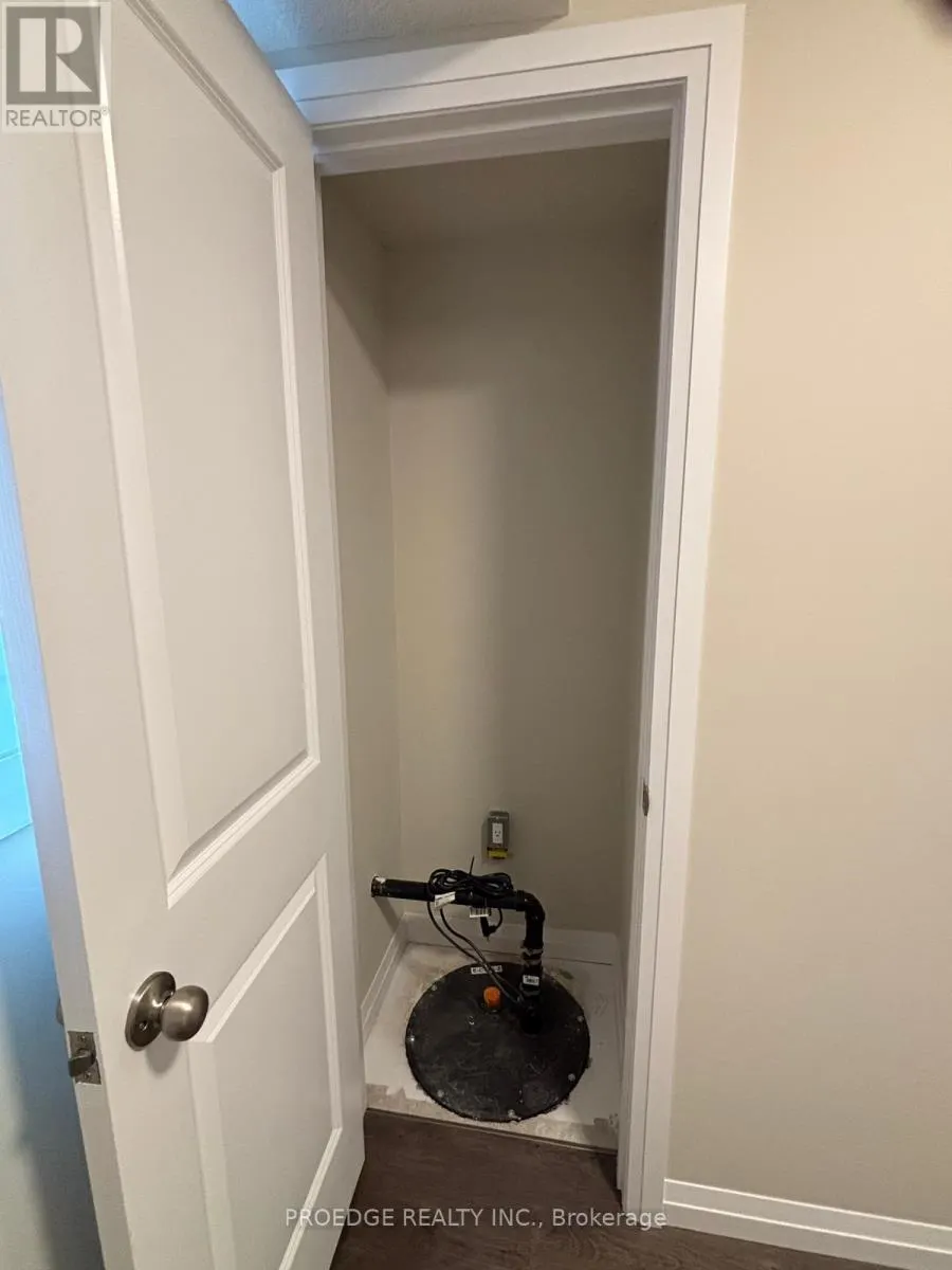 D7 - 410 NORTHFIELD DRIVE W