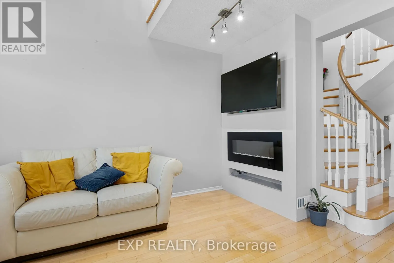 196 DAVENTRY CRESCENT
