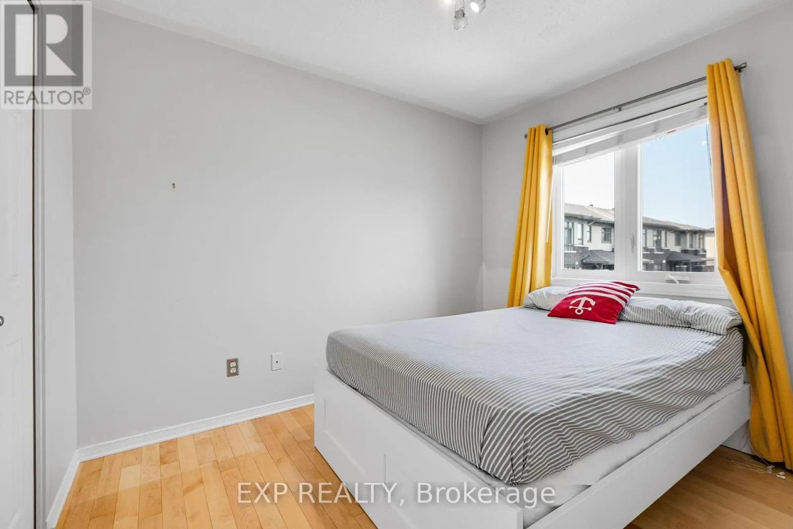 196 DAVENTRY CRESCENT