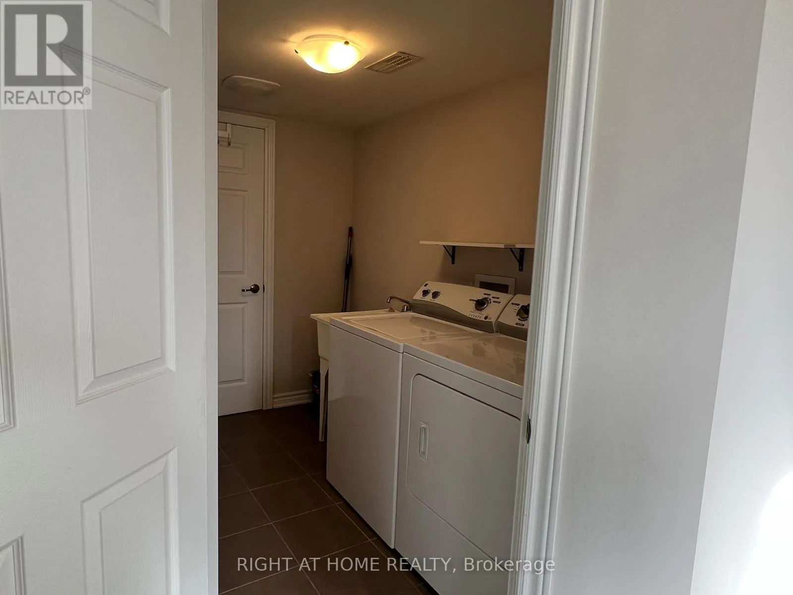 590 FOXLIGHT CIRCLE