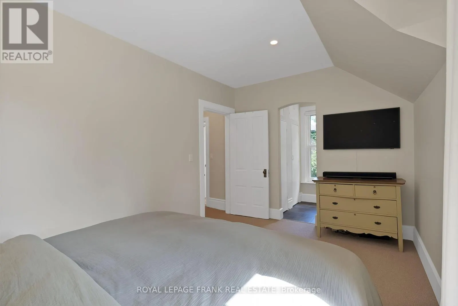5 GLENELG STREET E