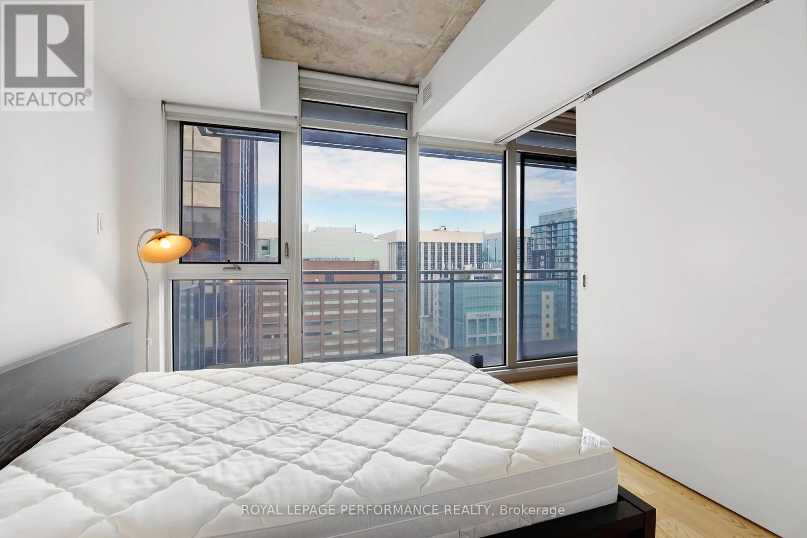 1403 - 324 LAURIER AVENUE W