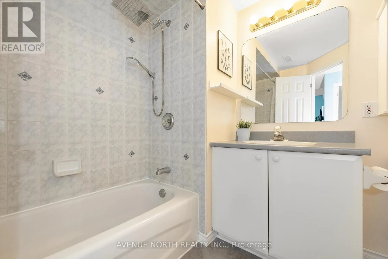 225 GLADEVIEW PRIVATE