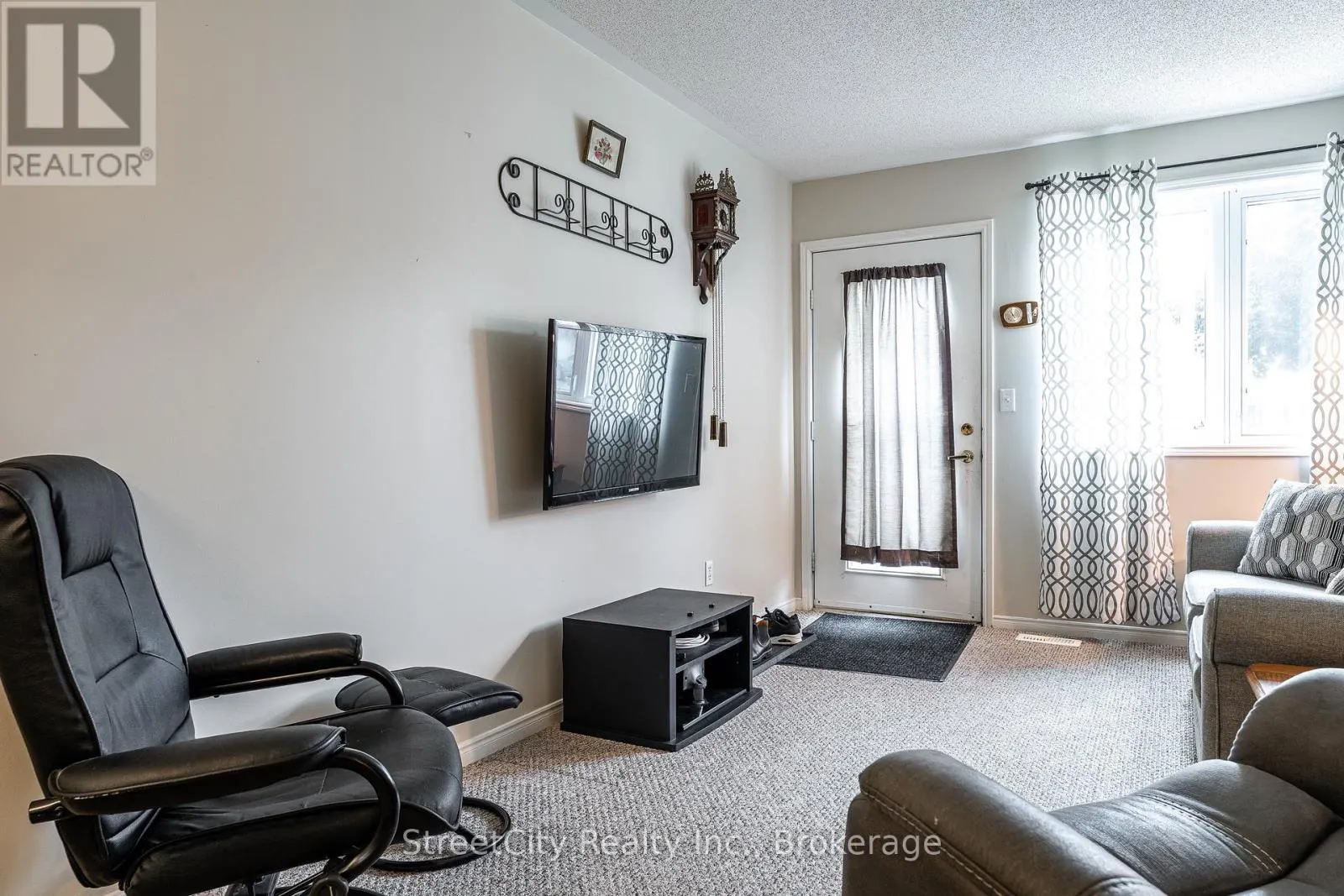 23 - 300 JOHN STREET S, #23