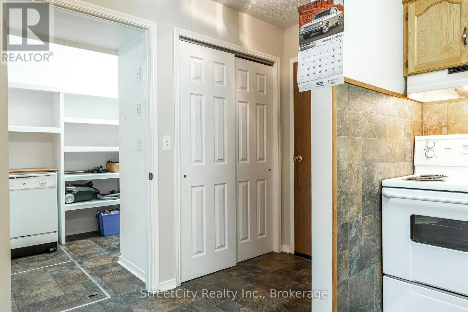 23 - 300 JOHN STREET S, #23