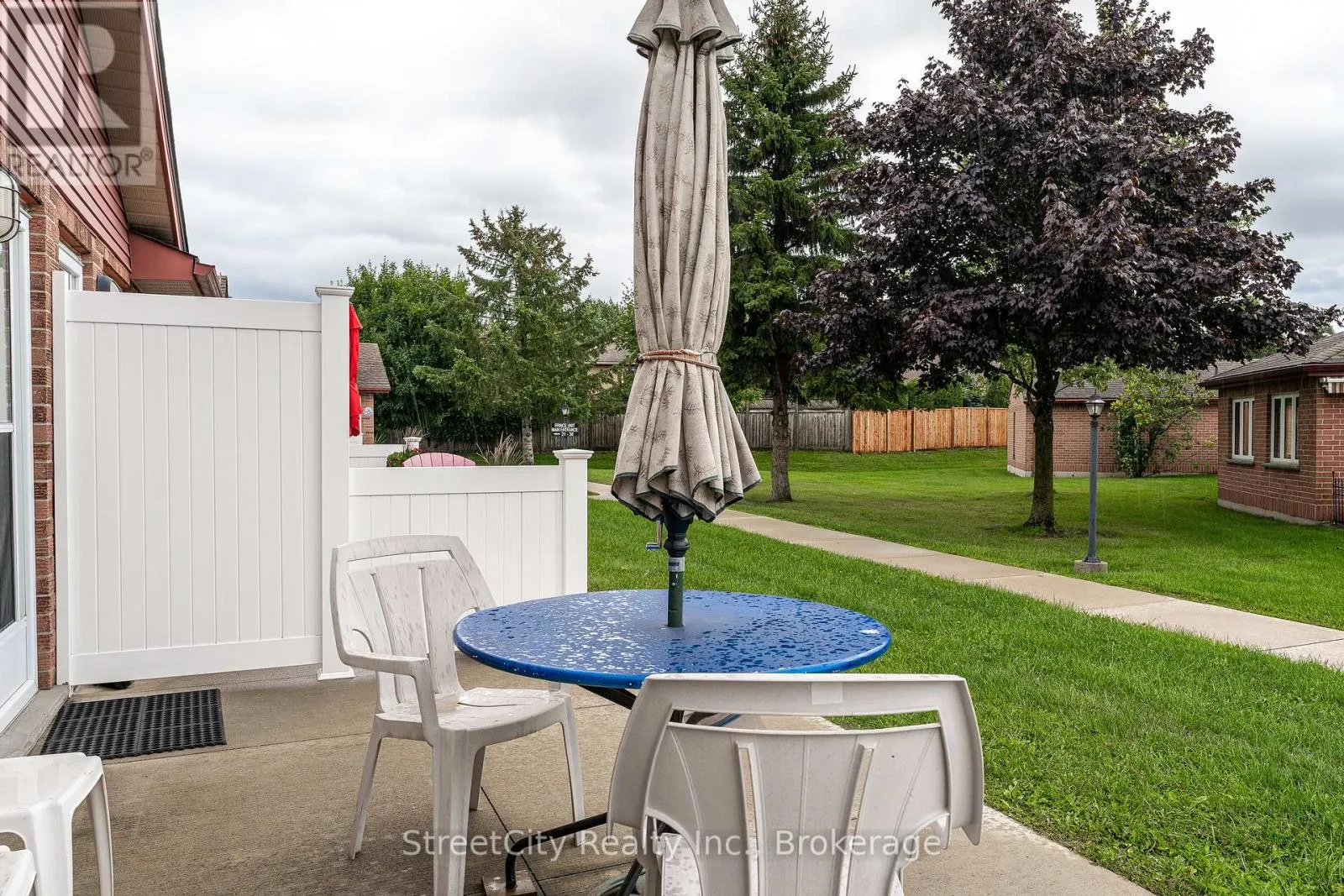 23 - 300 JOHN STREET S, #23