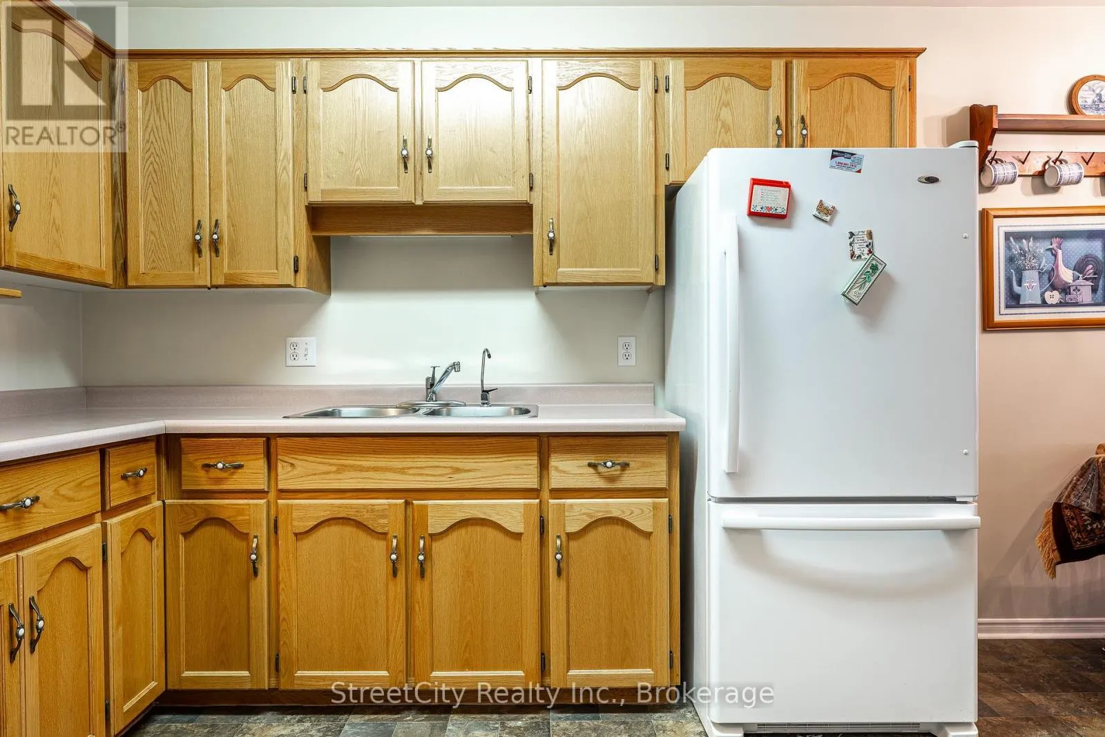 23 - 300 JOHN STREET S, #23