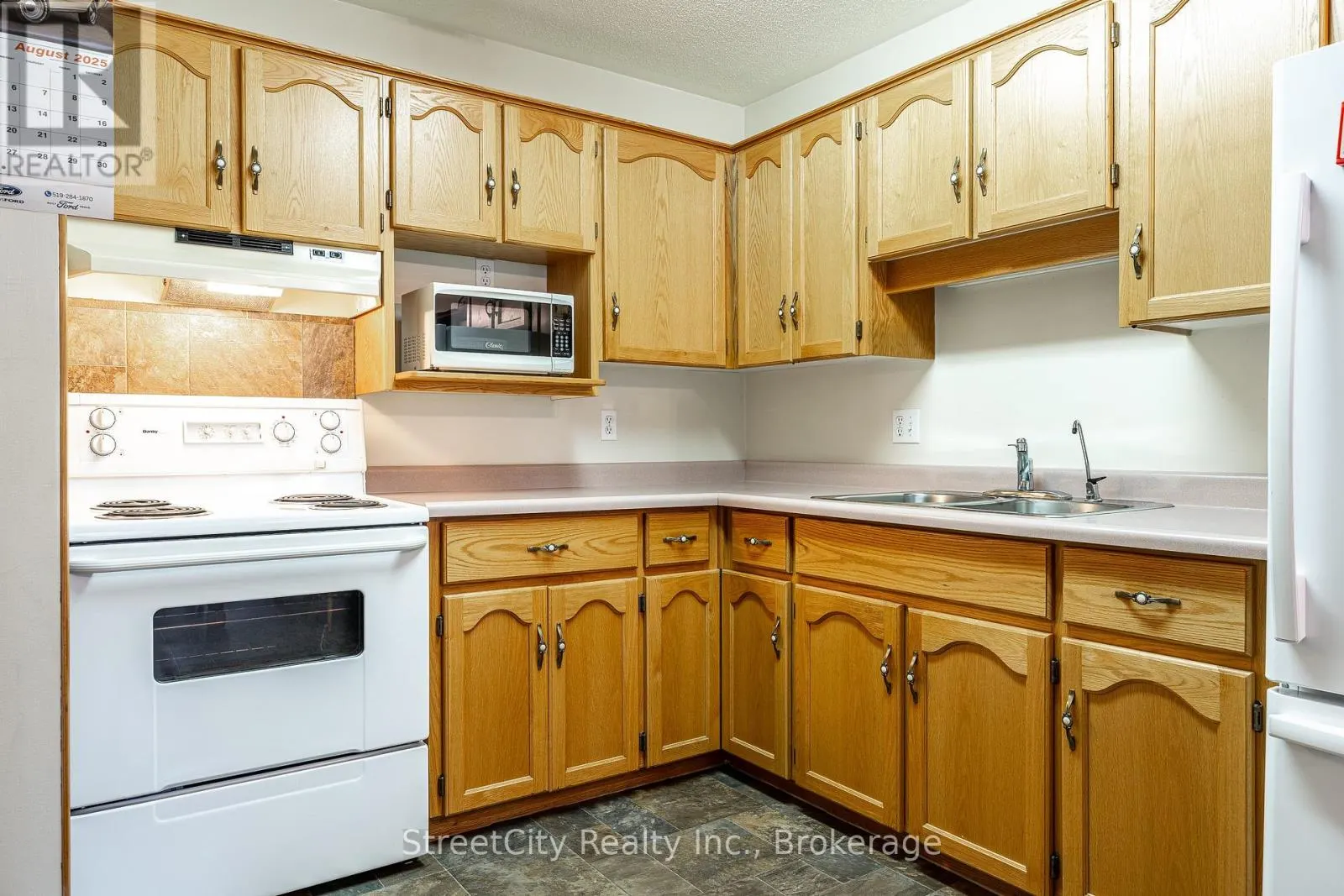 23 - 300 JOHN STREET S, #23