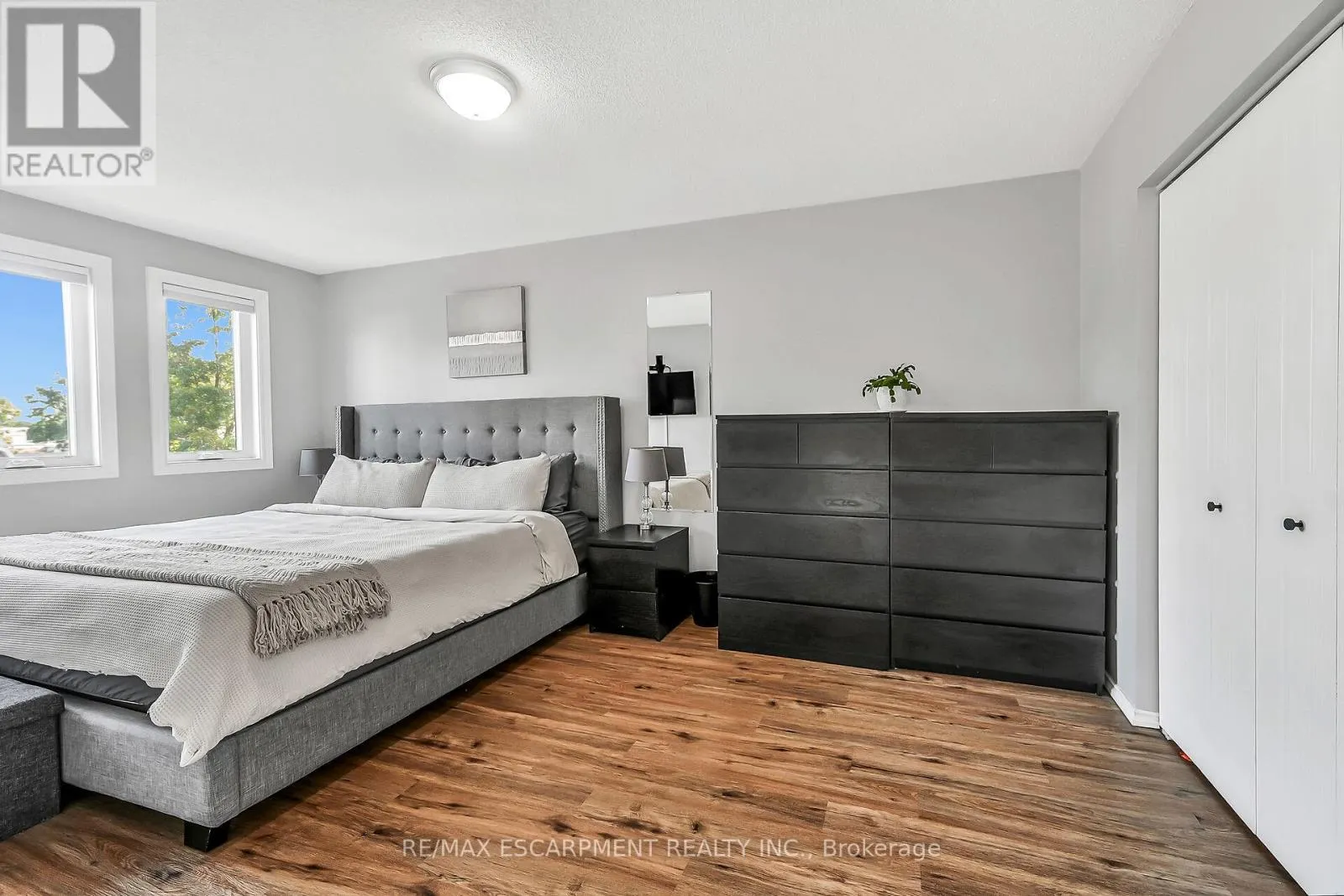 2 - 54 ARGYLE STREET S