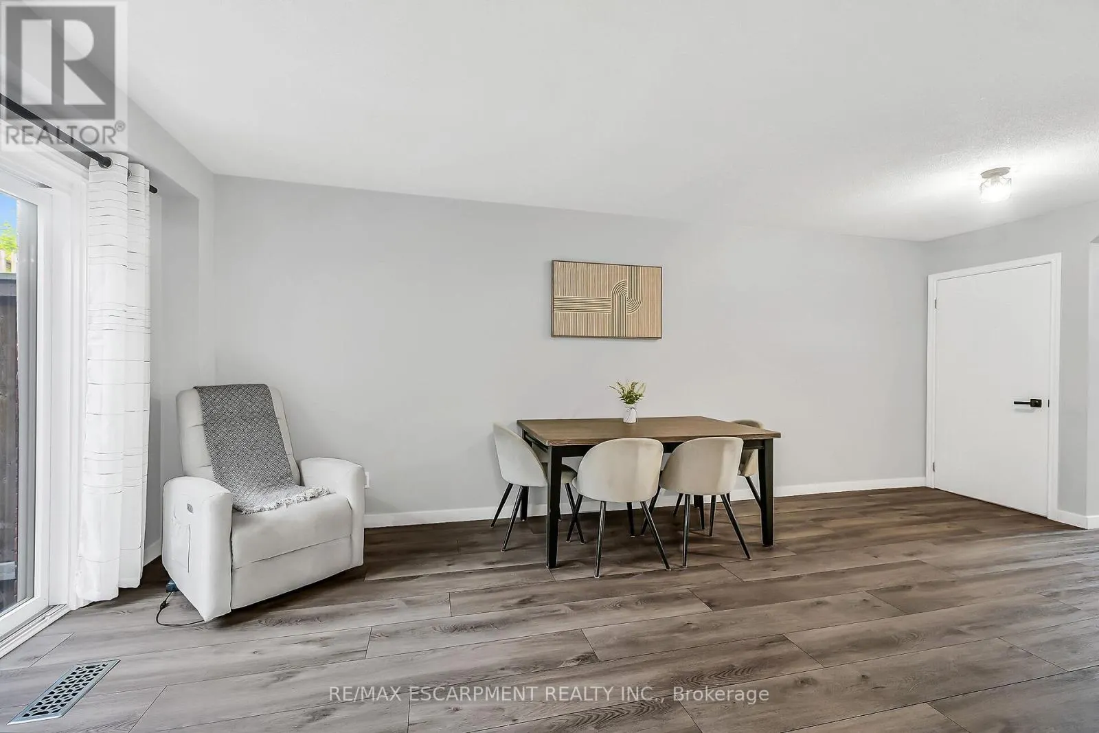 2 - 54 ARGYLE STREET S