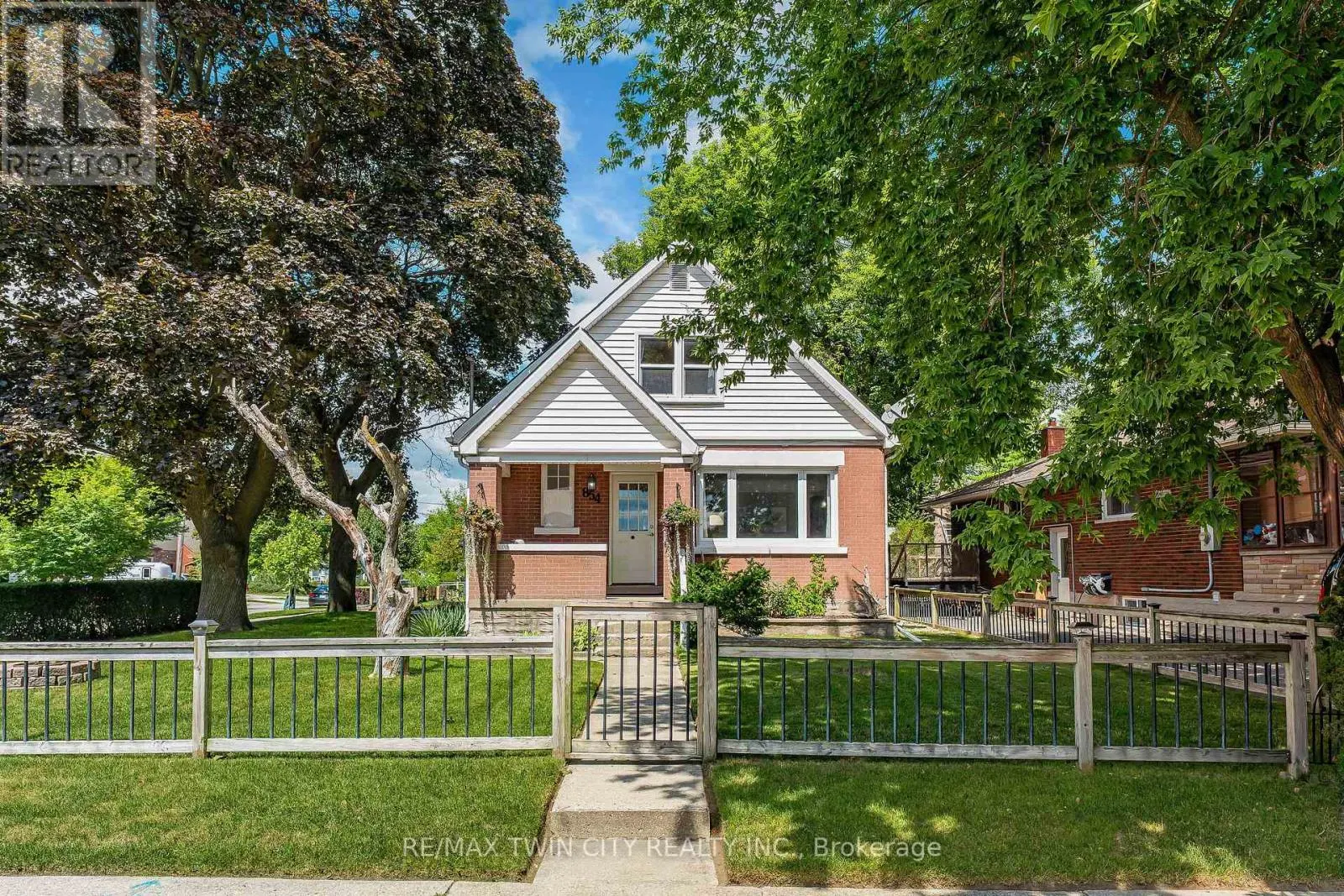 854 GUELPH STREET