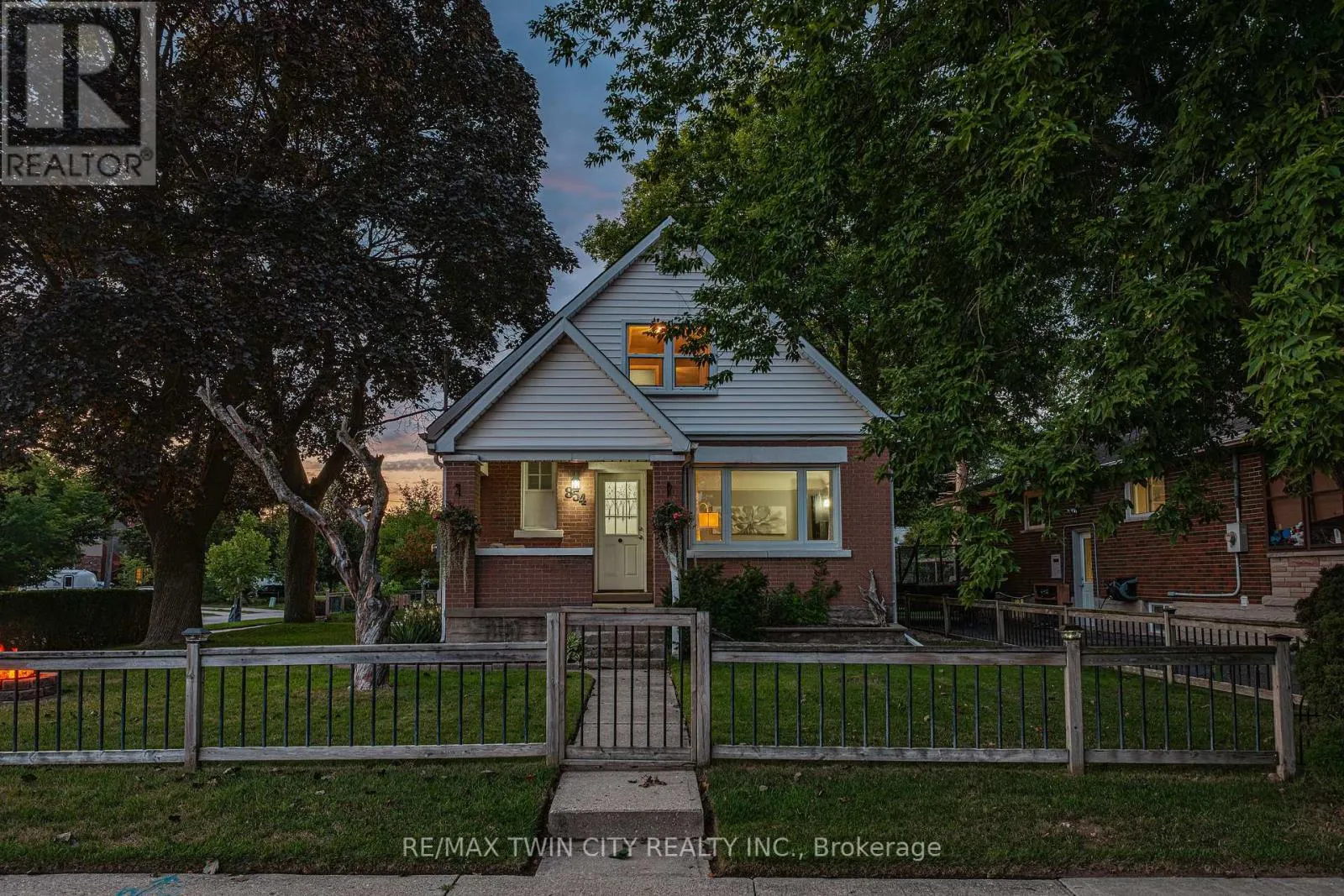 854 GUELPH STREET