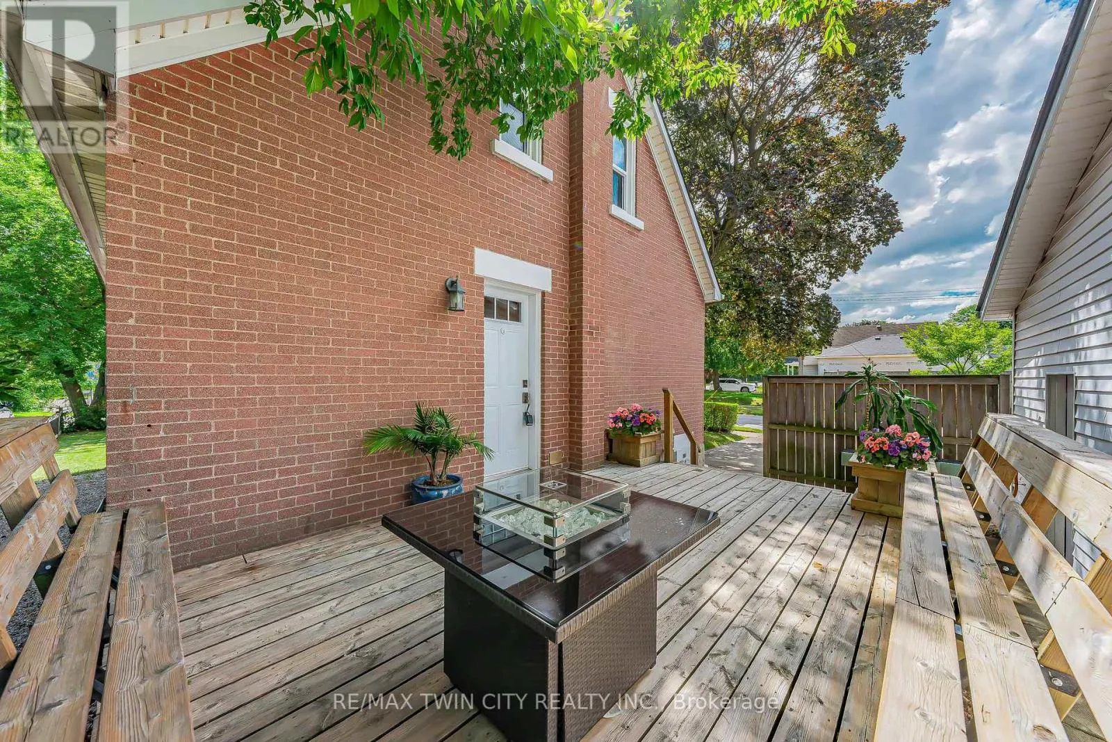 854 GUELPH STREET