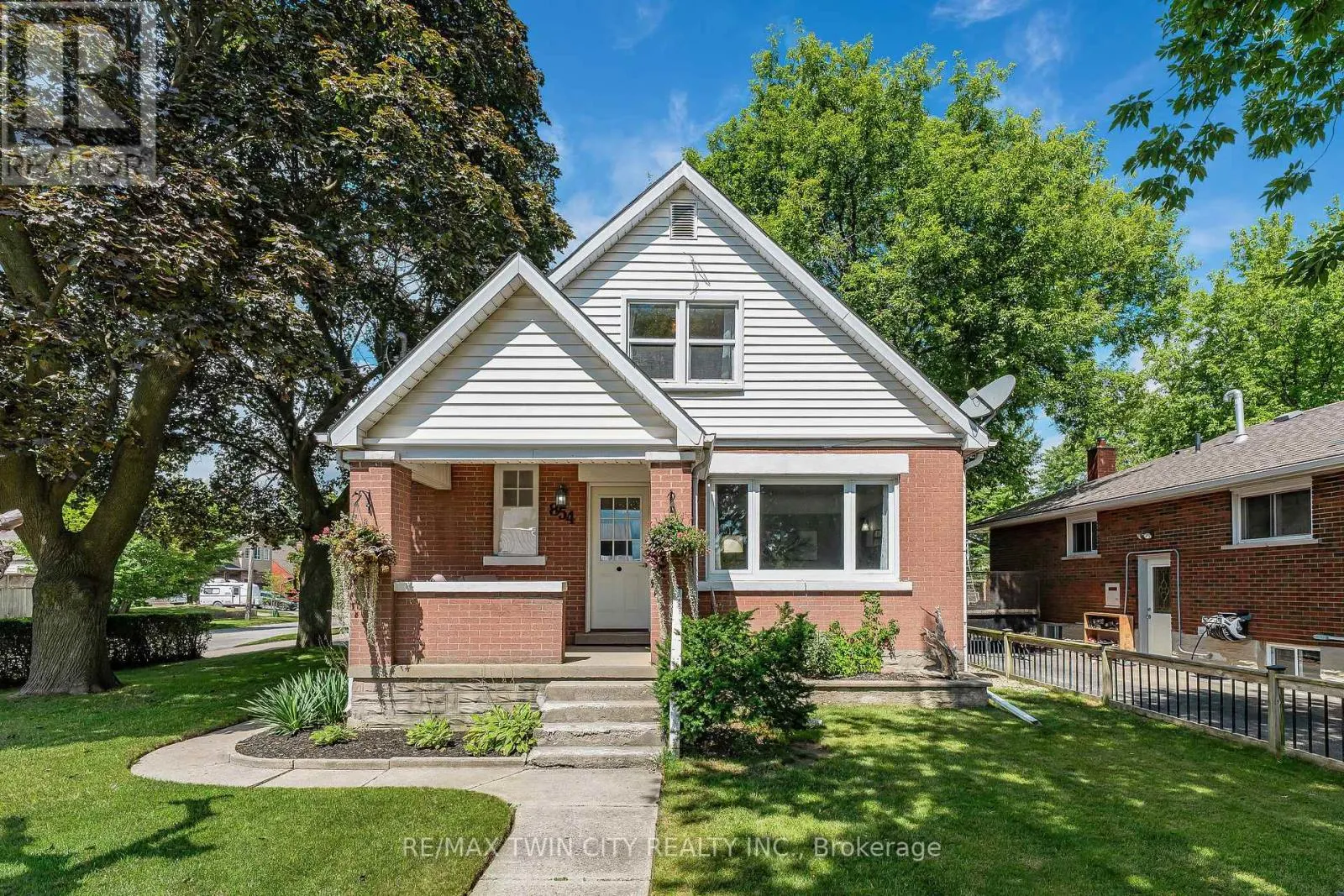 854 GUELPH STREET