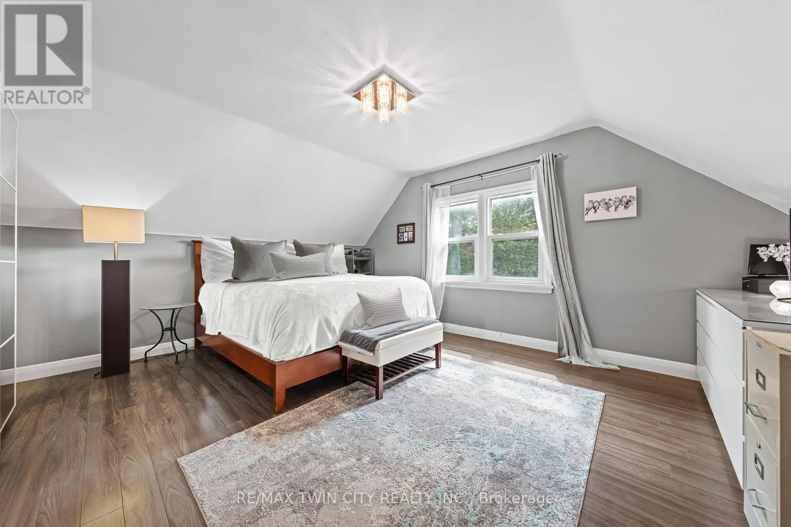 854 GUELPH STREET