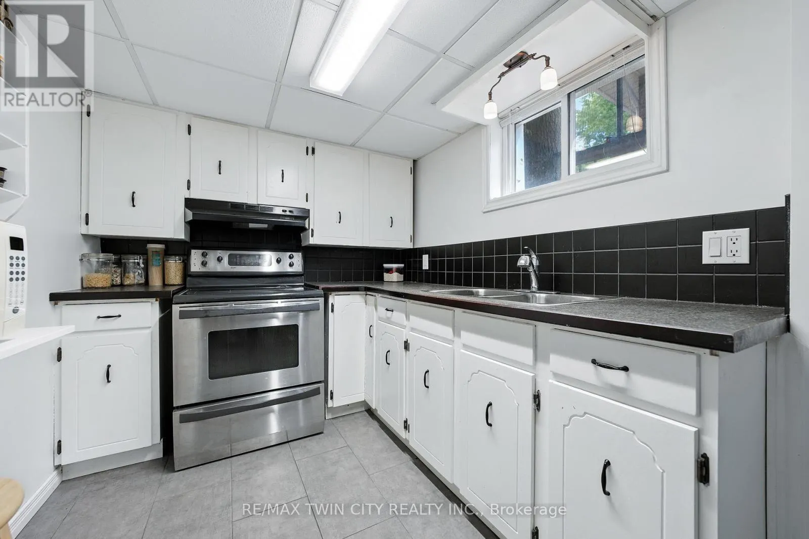 854 GUELPH STREET
