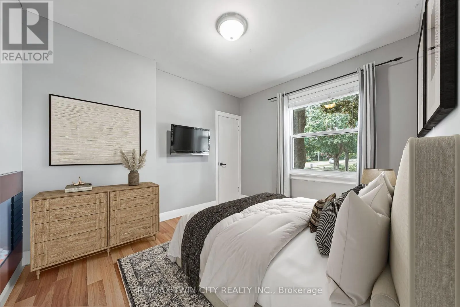 854 GUELPH STREET