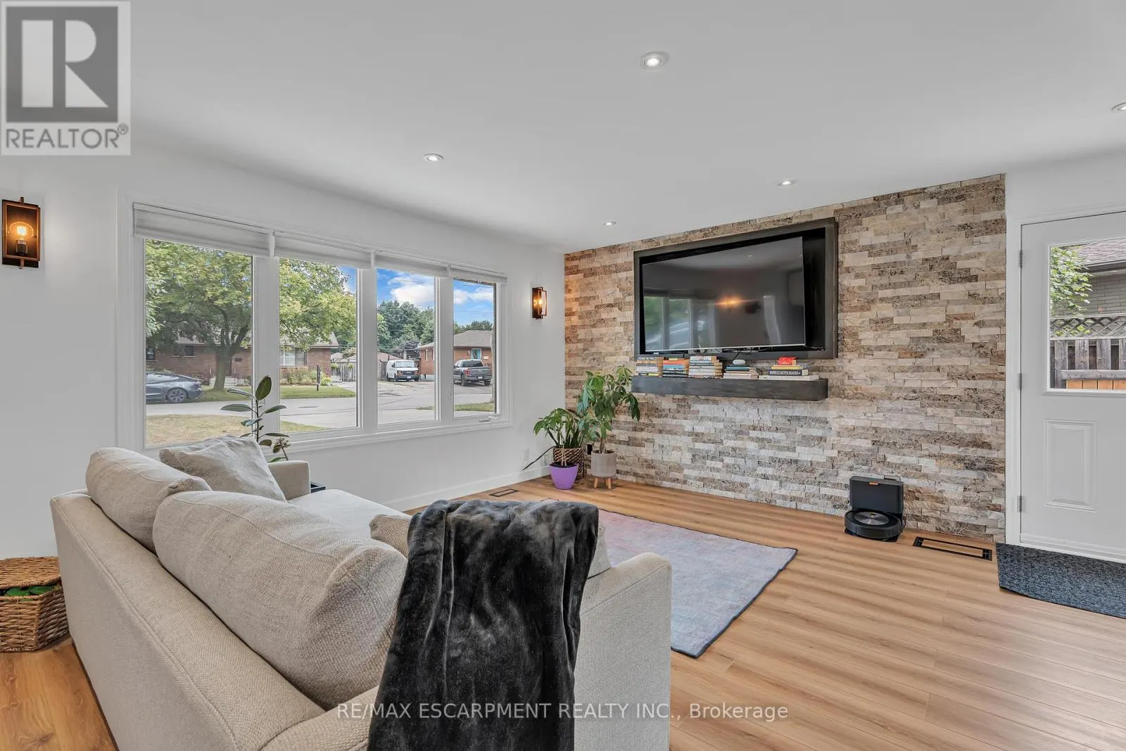 35 HICKERY PLACE