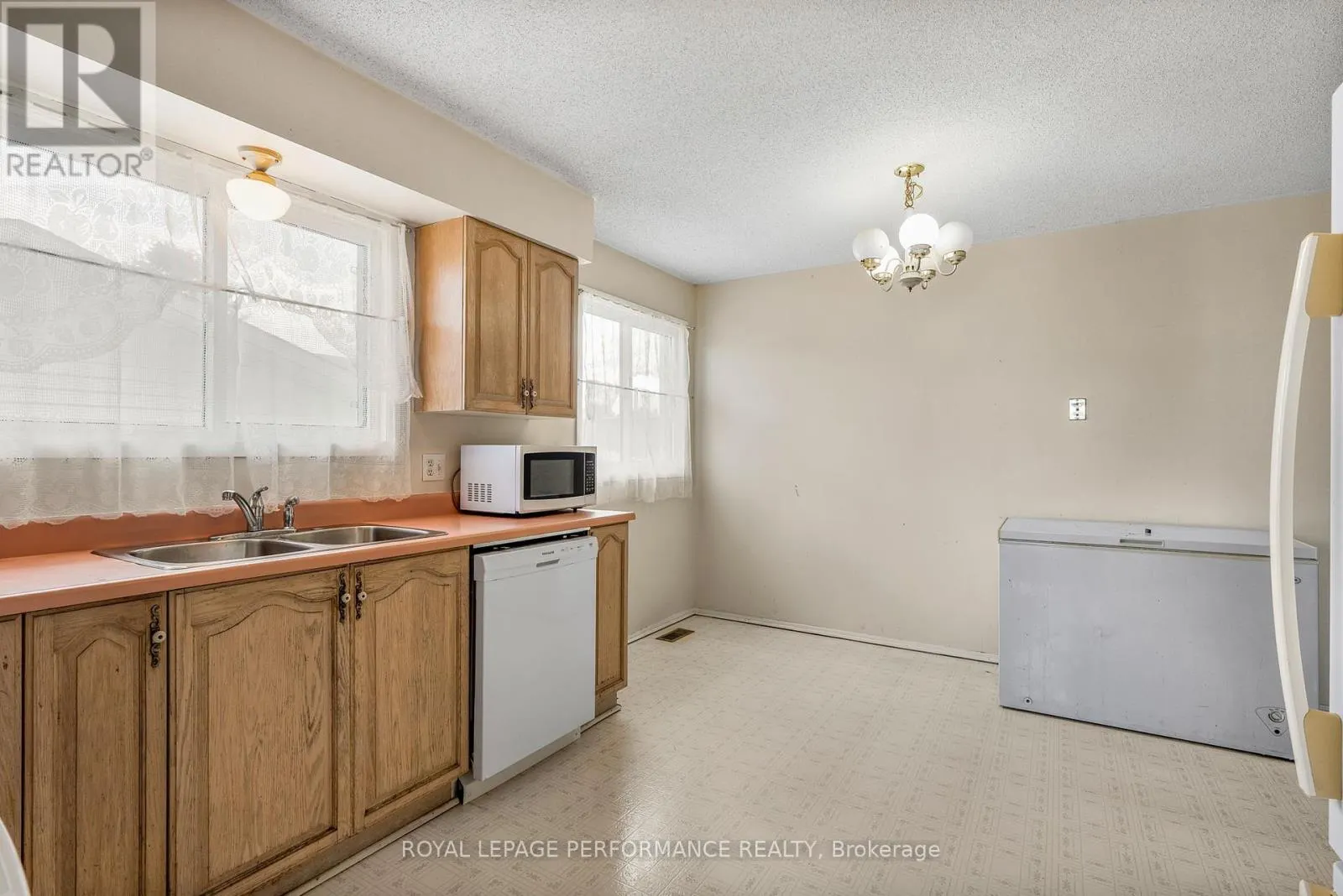 42 CHATEAU CRESCENT